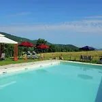 Casa de Férias Stunning In Passignano With Pool Passignano sul Trasimeno