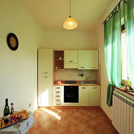 Stunning In Passignano With Pool Пассиньяно-суль-Тразимено